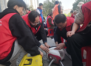 第五期让“高新红”长红：3月5日，我校雏鹰志愿者义务维修队进社区
